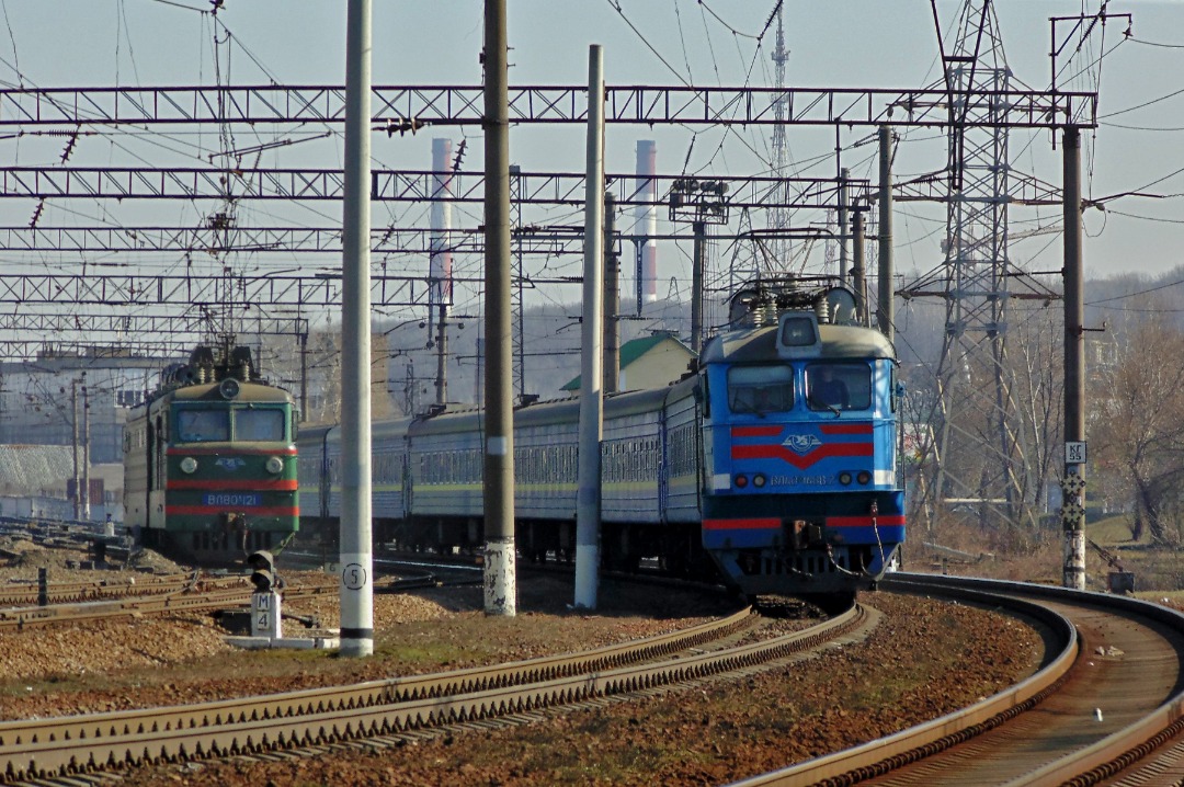 Yurko Slyusar on Train Siding: Electric locomotives VL40U-1488.2 and VL80K-121 at the Kyiv-Moskovsky (now renamed to Kyiv-Demiivsky). 11.03.2014