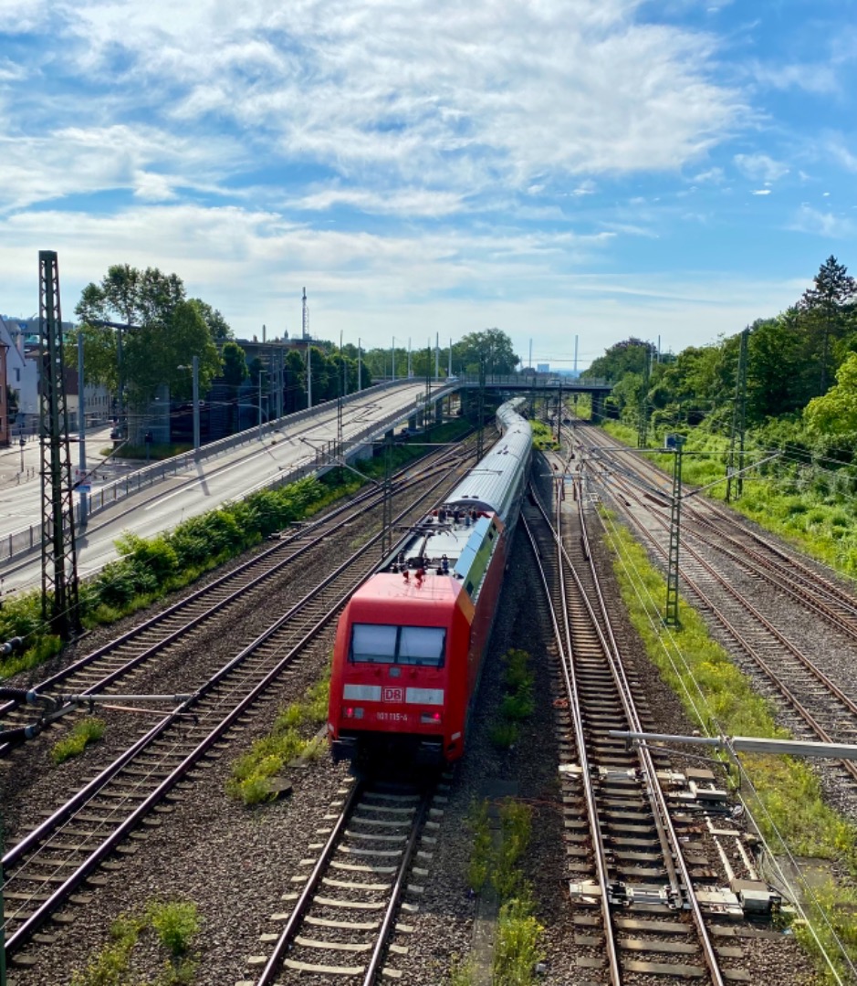 Frank Kleine on Train Siding: IC 267 "Baden-Kurier" leaving Esslingen towards Munich. Usually it doesn't stop here, but this weekend Esslingen
served as replacement...