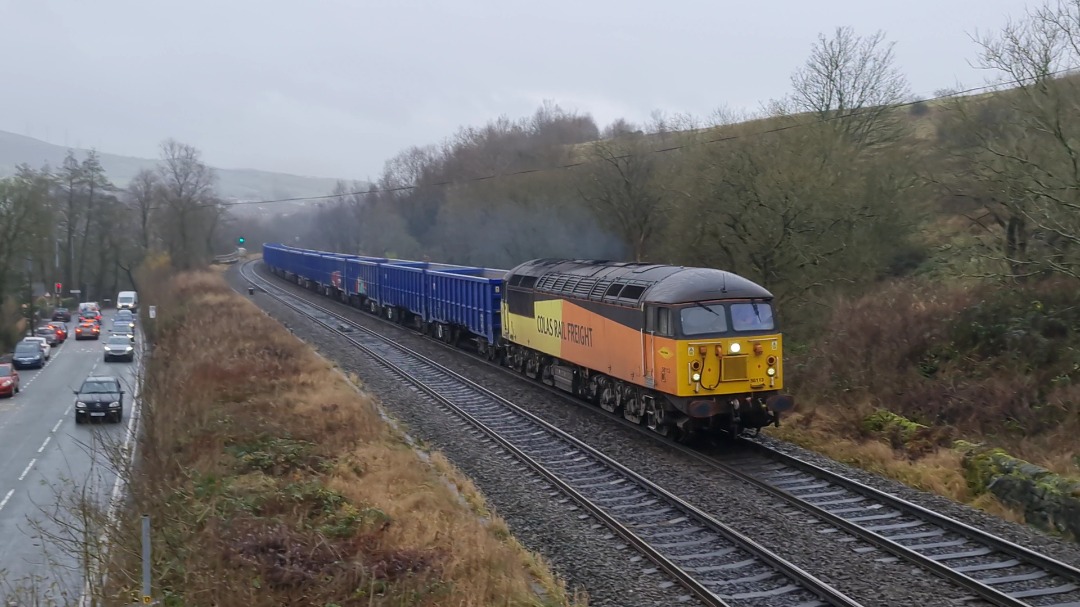 Tom Lonsdale on Train Siding: #ColasRail #Class56 56113 seen here at Mossley on 4C38 Pinnox Branch Esso Sidings to Tyne S.S