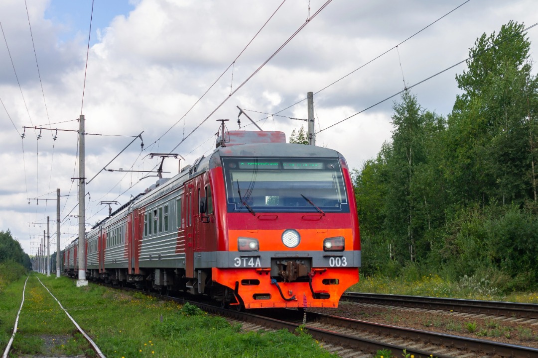 Vladislav on Train Siding: asynchronous beauty again and again to St. Petersburg near the Stariy Peterhof platform. 2022