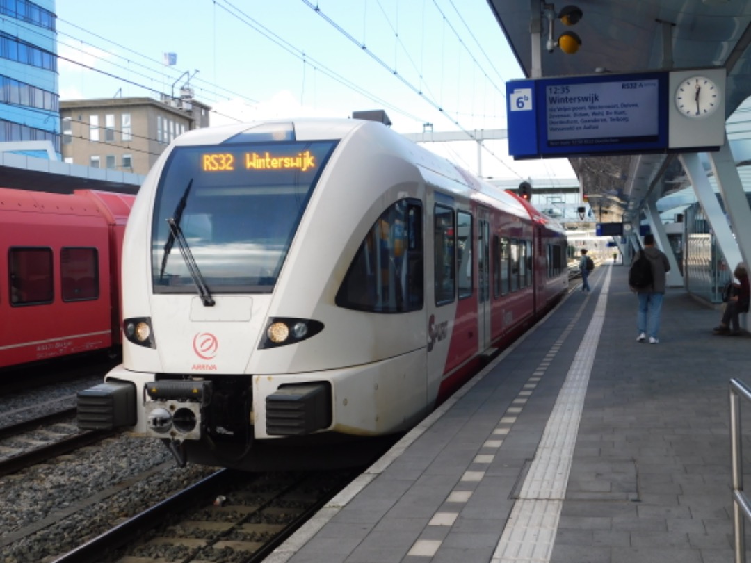 Arn Hagen on Train Siding: Arriva GTW treinstel 252 "Ottho Gerhard Heldring" staat klaar voor vertrek op spoor 6b op Arnhem Centraal als Stoptrein
30937 naar Winterswijk.