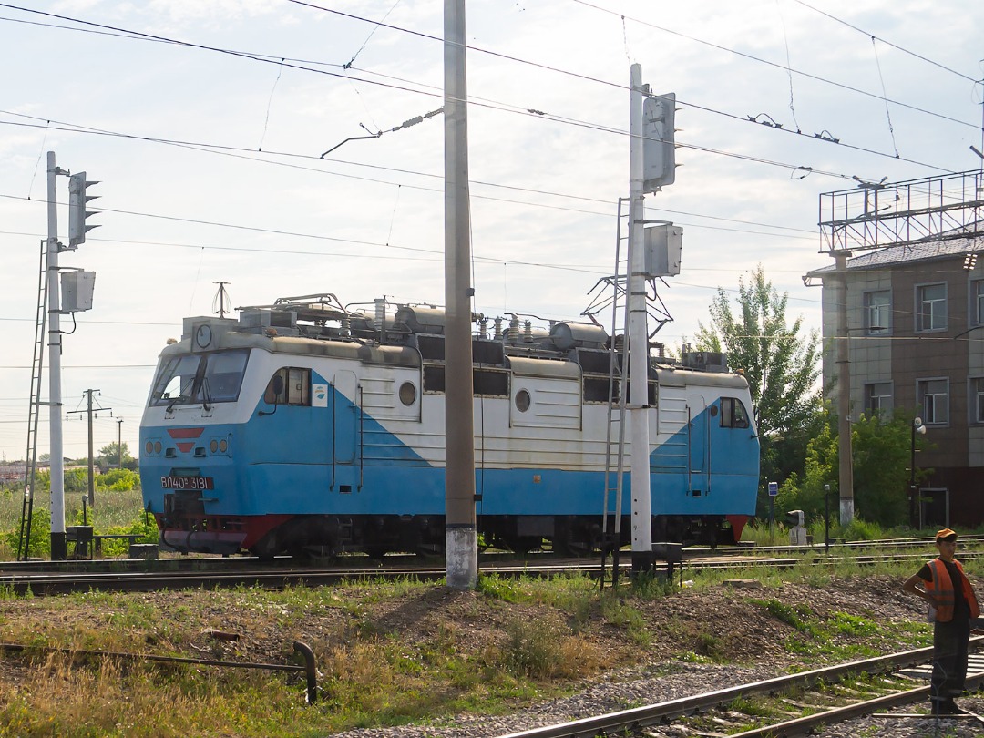 myaroslav on Train Siding: Spotted alive a relatively rare VL40 locomotive - a half of VL80, equipped with the second cab during overhaul.