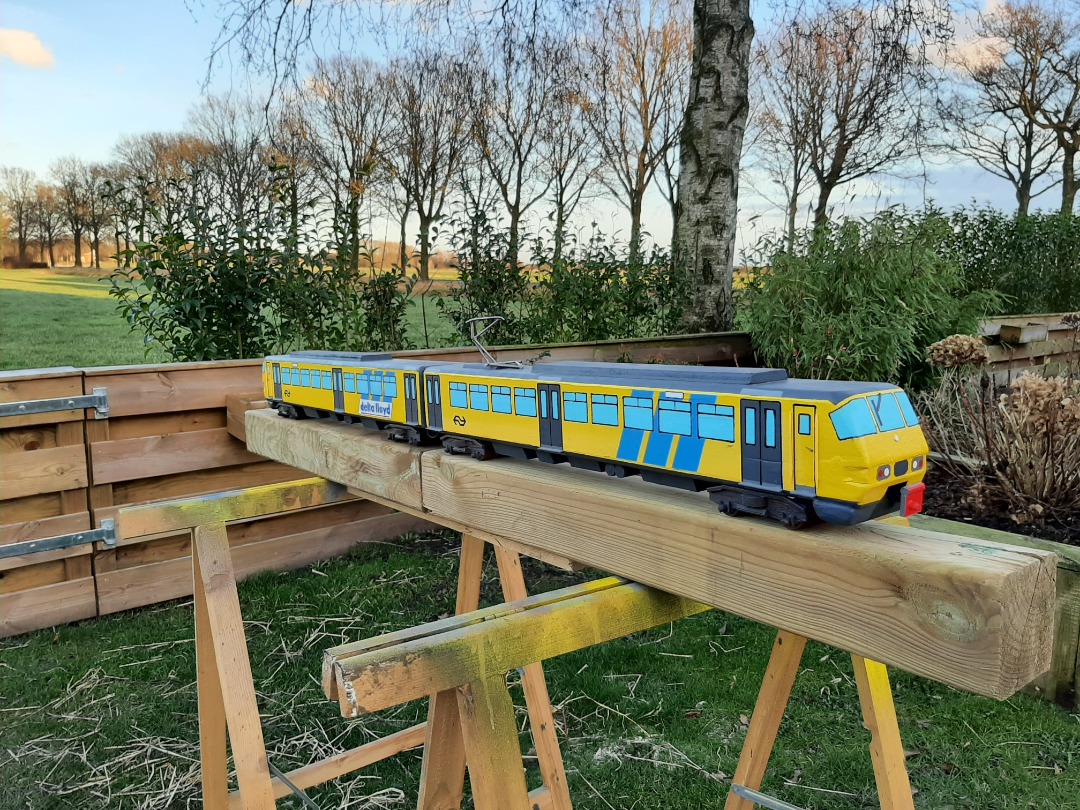 RRail on Train Siding: Another scrap wood project is finished. An NS SGM 2 trainset. Again made out of some old wood, bamboo skewers, screws and broom stick.
Now...