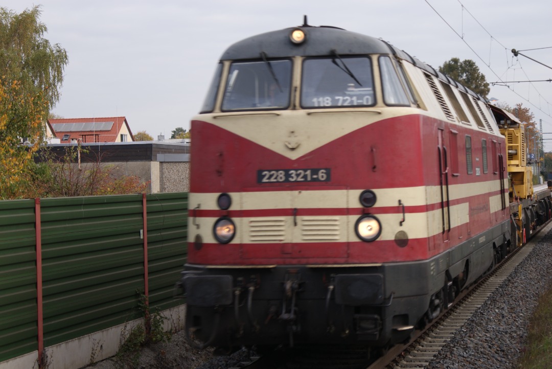 heingold1969 on Train Siding: Dieselloc 228 321-6 ( DR nr 118 721-0) komt met een korte werktrein door het station van Schandelah