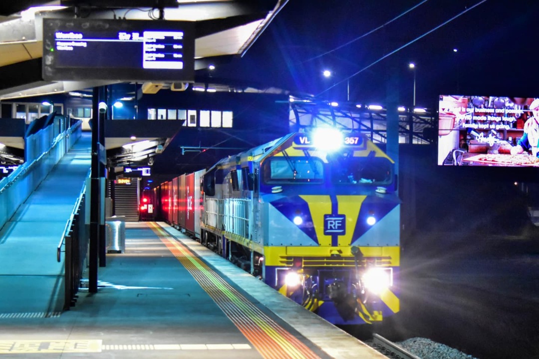 Shawn Stutsel on Train Siding: Railfirst's VL357 and VL353 trundles through Williams Landing Station, Melbourne with QUBE's Ultima, Container Service,
9173...