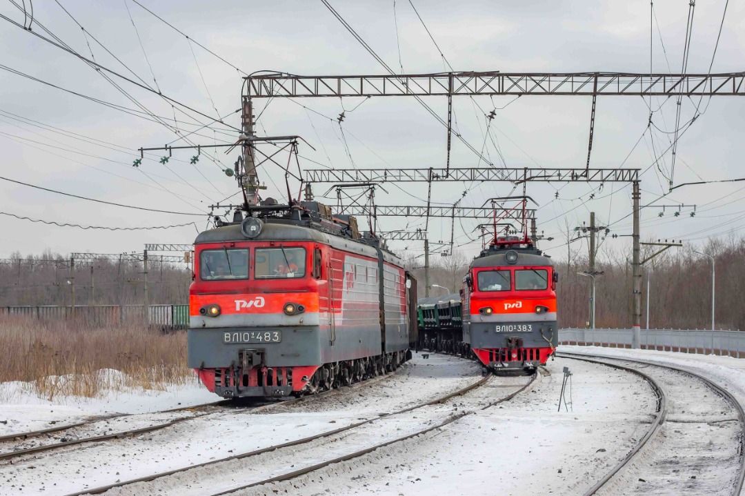 CHS200-011 on Train Siding: Electric locomotives VL10U-483 and VL10-383 are awaiting permission to go to Volkhovstroy-1 station from Volkhovstroy-2 station