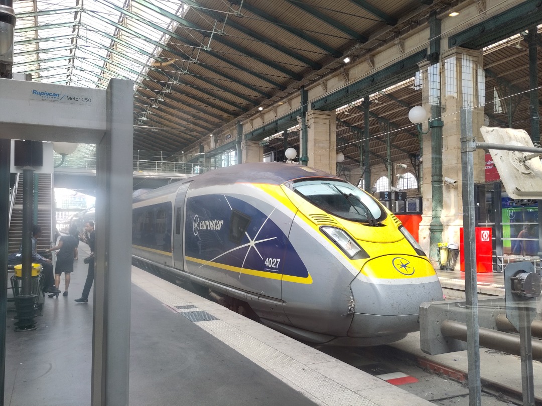Arthur de Vries on Train Siding: Yesterday at Paris Gare du Nord, I saw two trains with the new Eurostar logo: one (former) Thalys PBKA and one Eurostar e320.