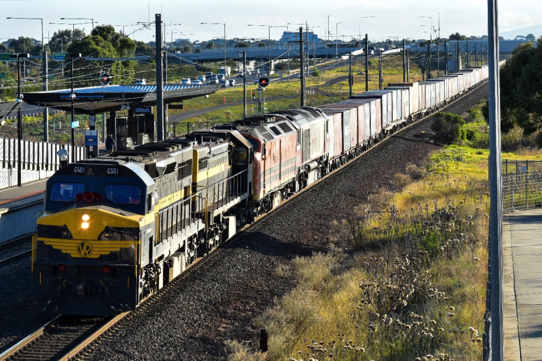 Shawn Stutsel on Train Siding: SRHC's C501 and X31 leads Railpower's CLF2 as well as SCT's CSR001 through Williams Landing, Melbourne with 7922v,
Container Service Ex...