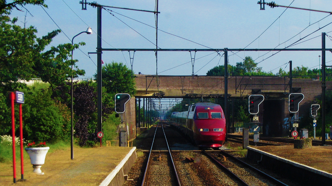 Ad on Train Siding: Een iets meer recente foto. Ik ben opweg richting Brussel, Parijs. Te Essen, net over de grens Nederland - Belgie, om 19:33u. passeer ik
een...