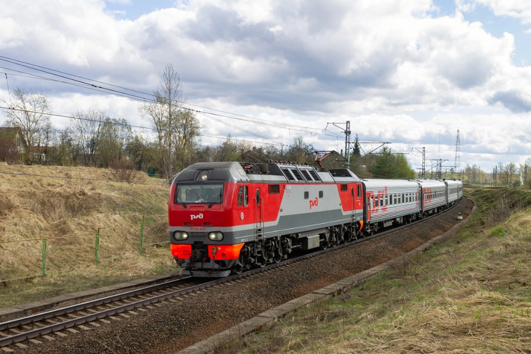 Vladislav on Train Siding: electric locomotive EP2K-407 with an additional train Moscow - St. Petersburg on the Sablino - Kolpino stage. 2023