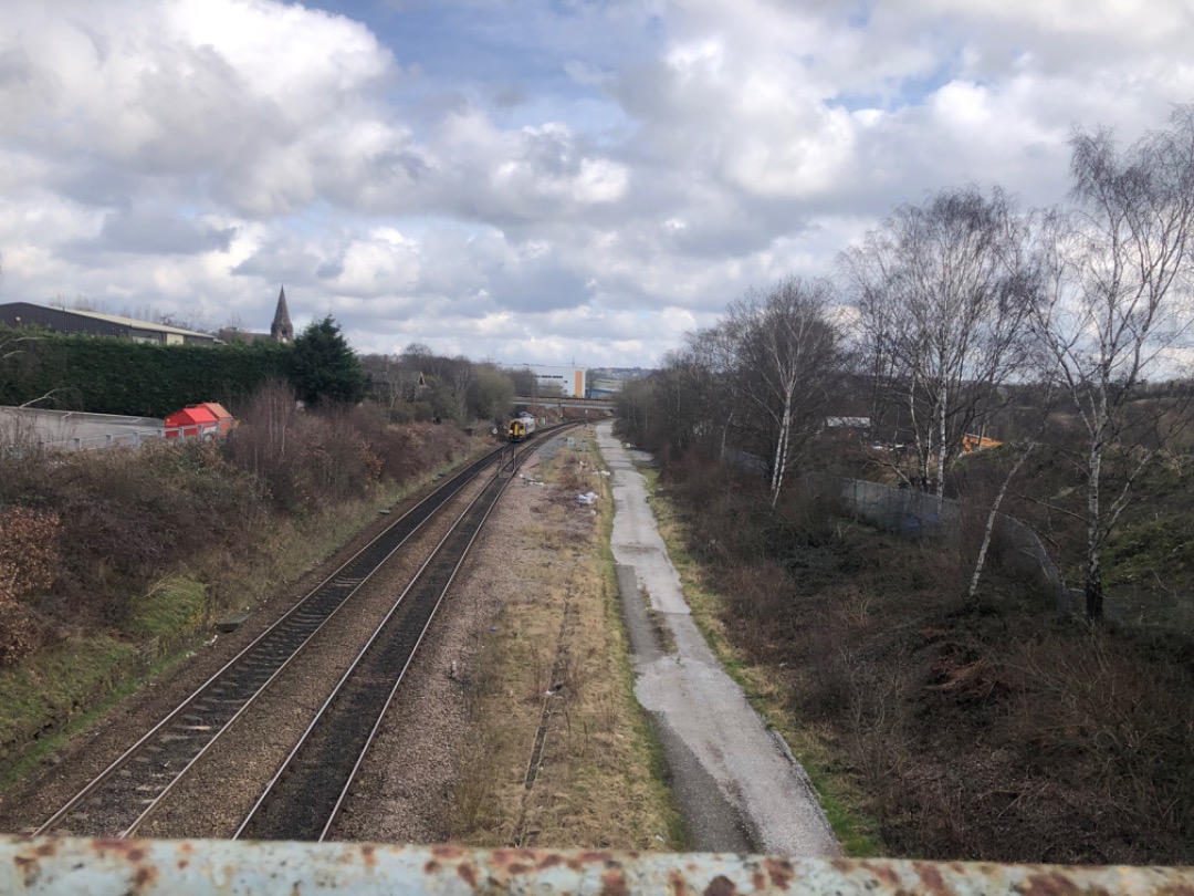 iaingillson on Train Siding: #trainspotting #train #diesel #junction. Brighouse to Huddersfield at the junction at Bradley come on to the main line . At 10.15
is...