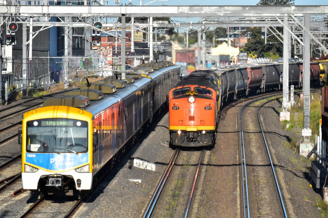 Shawn Stutsel on Train Siding: Railpower's CLF2, SRHC's C501 and SSR's CLF1 parallels Melbourne Metro Trains Siemens 795M towards Footscray,
Melbourne with 1CM4,...