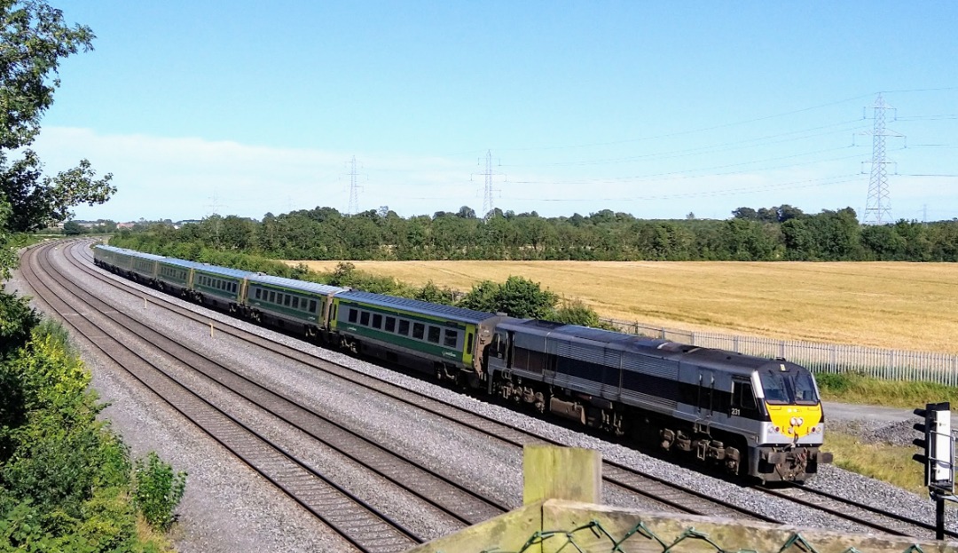 kennystu on Train Siding: 201 class number 231. One of the two 201s in common livery so that they can be used on the Enterprise service #lineside #train
#diesel...