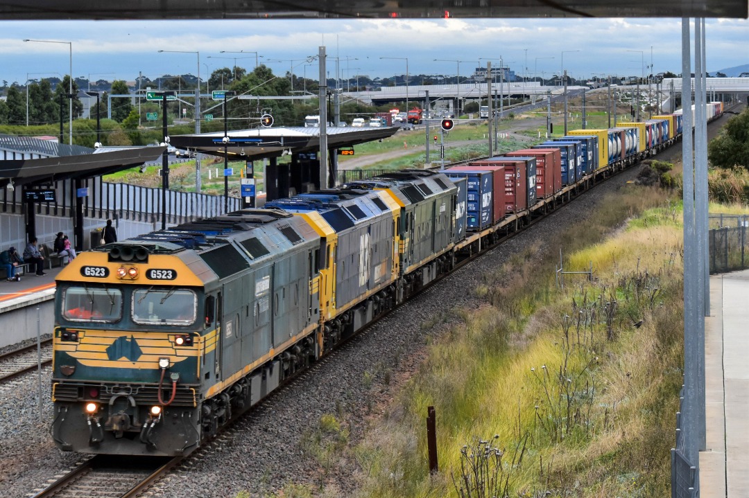 Shawn Stutsel on Train Siding: Pacific National's G523, BL33 and G539 thunders through Williams Landing, Melbourne with 7902v, Container Service ex
Mildura...