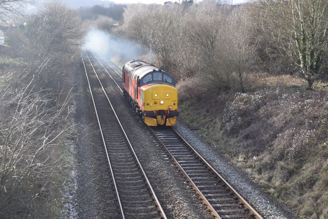 Hardley Distant on Train Siding: CURRENT: 37405 passes Rhosymedre near Ruabon roday with the 0Z37 13:21 Coleham Civil Engineers Sidings to Chester Light Engine
movement.