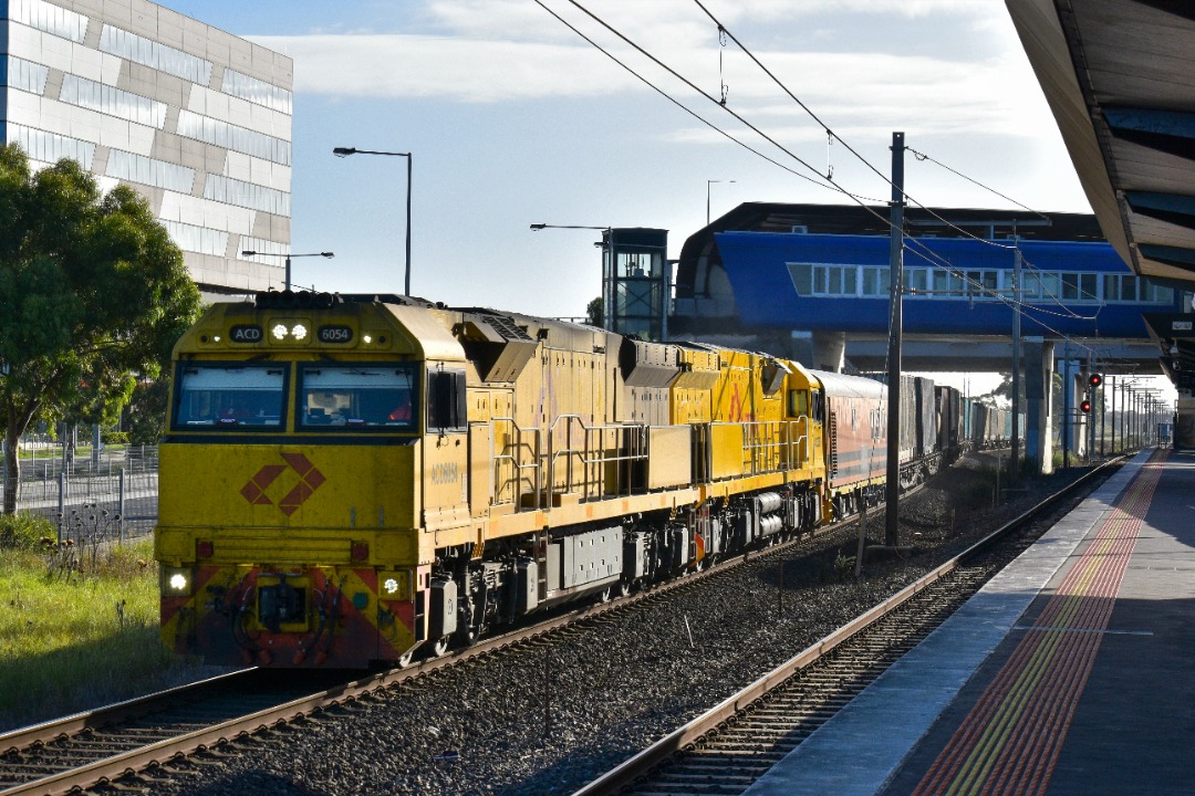Shawn Stutsel on Train Siding: Aurizon's ACD6054 and ACD6053 thunders through Williams Landing, Melbourne with 9751v, containers which will form 7MP1,
later in the day...