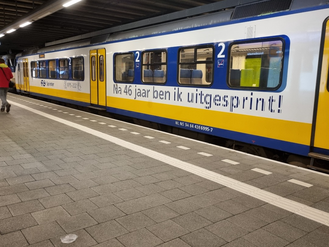 Lars Hilkens on Train Siding: Na 46 jaar is dit dan uiteindelijk de laatste dag van service van de SGMM. Gisteravond heb ik nog de 2995 en 2951 tussen Amsterdam
en Den...