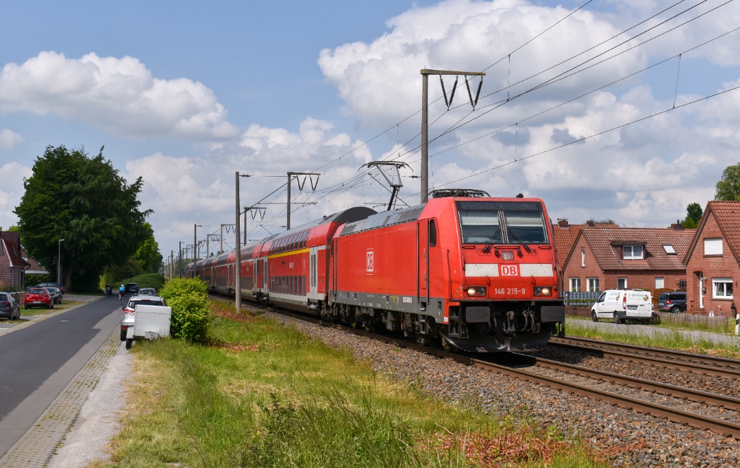 NL Rail on Train Siding: DB Regio loc 146 215 komt met een stam Dosto rijtuigen en langs de Bahndamm in Leer gereden onderweg als RE 1 naar Leer, Bremen Hbf
en...