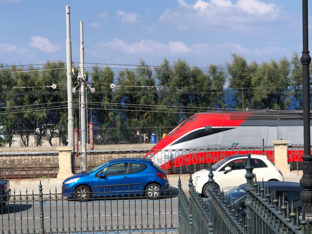 k unsworth on Train Siding: Not great shots , but I was eating a panini an nearly missed it! 😱😂"Frecciarossa" (?) on Reggio Calabria promenade
yesterday (no...