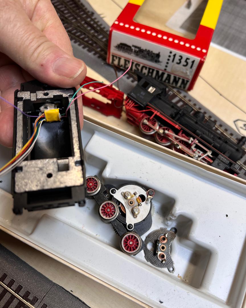 Sigaar on Train Siding: Old man converts old Fleischmann locomotive 1351 to DCC. I do this with an ESU Locpilot 5 Micro. The most difficult part will be
installing the...