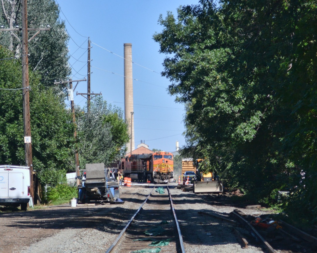 quirkphotoandmedia on Train Siding: More BNSF as she snakes through Loveland, an occationally goes through neighborhoods to grab cars from the Great Western
Railroad...