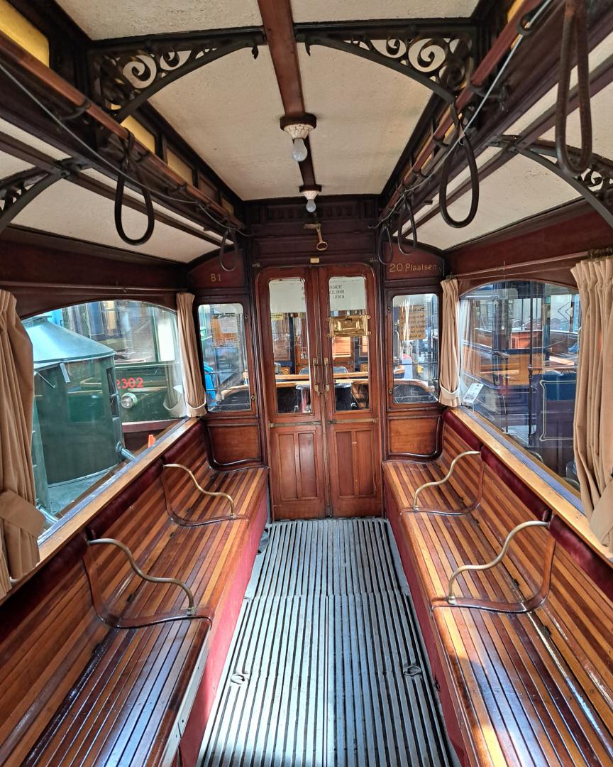 g.vandijk on Train Siding: In stijl van en naar het Rotterdamse openbaar vervoer museum. Interieur van de oudste motorwagen (1905) en zicht vanuit de cabine van
de...