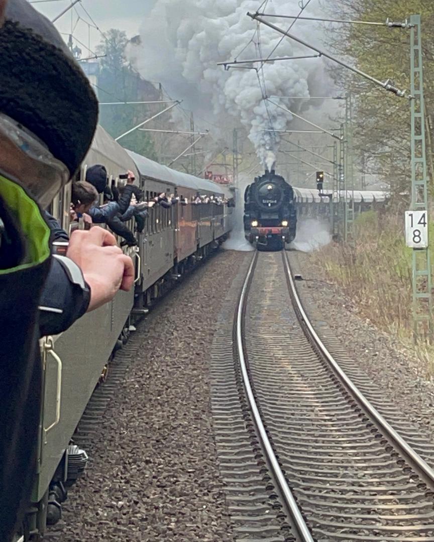 Rutger van Binsbergen on Train Siding: Parallelrit met 41 1144, 52 8154 en E 7710 (Elli) op de Tharandther helling tijdens het 15e Dresdner Dampfloktreffen
16-04-2023