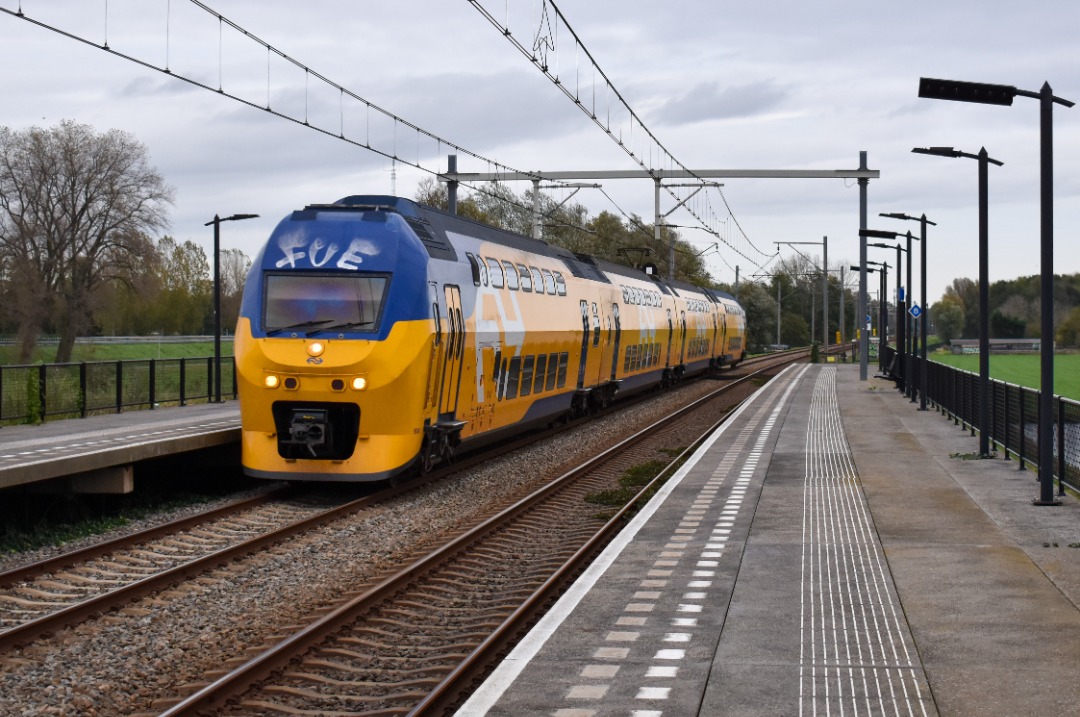 NL Rail on Train Siding: NS Flow VIRMm 9504 komt door station Sassenheim als Intercity naar Leiden Centraal, Rotterdam Centraal en Dordrecht.