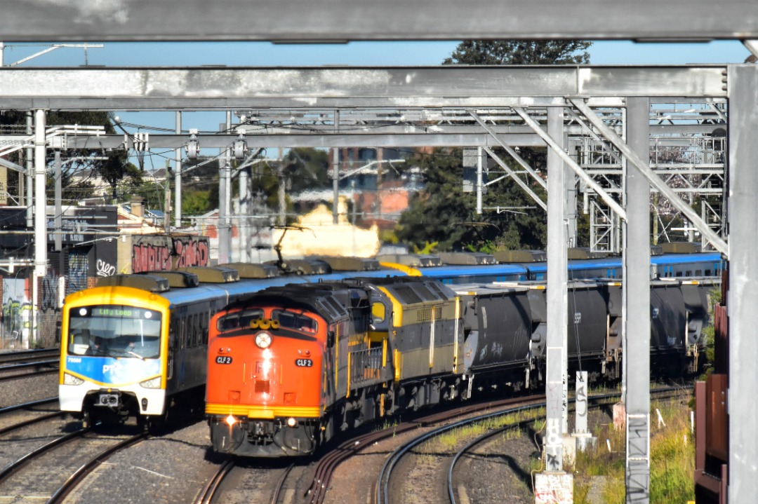 Shawn Stutsel on Train Siding: Railpower's CLF2, SRHC's C501 and SSR's CLF1 parallels Melbourne Metro Trains Siemens 795M towards Footscray,
Melbourne with 1CM4,...