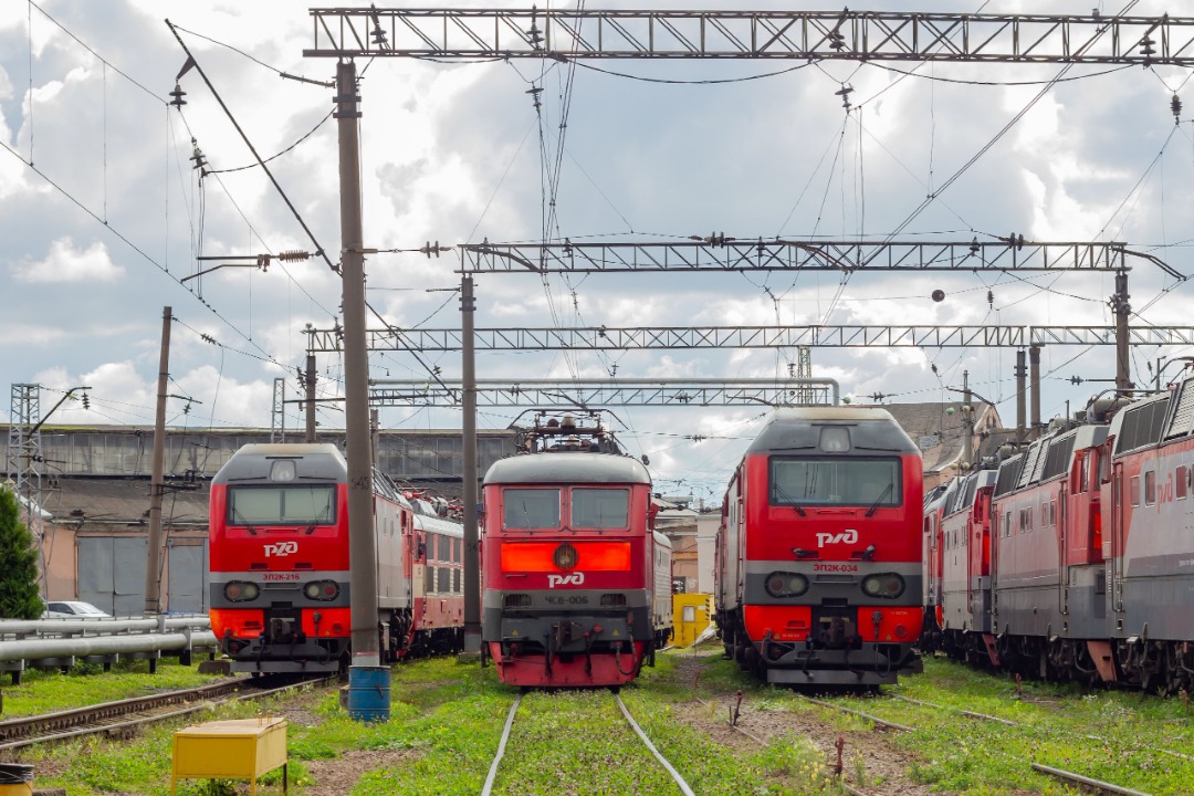 CHS200-011 on Train Siding: electric locomotives EP2K-216 ChS6-006 EP2K-034 at the St. Petersburg-Passenger-Moskovsky depot
