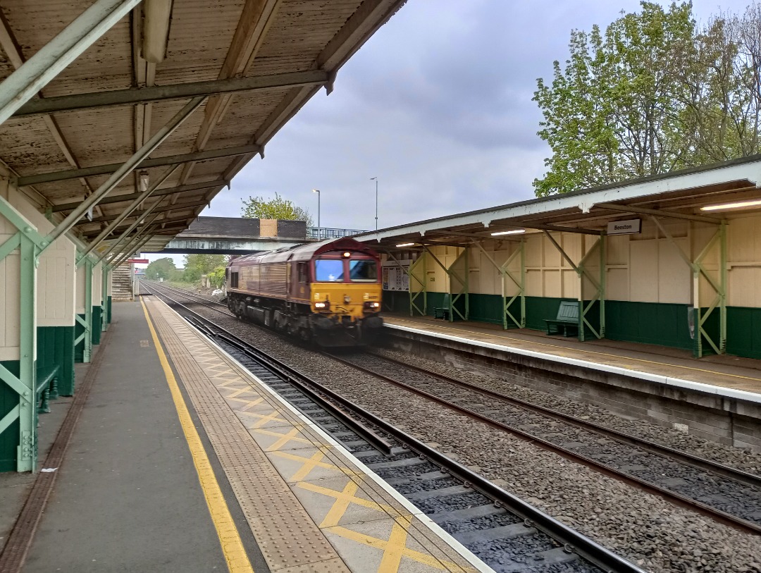Hardley Distant on Train Siding: CURRENT: 66089 speeds through Beeston Station today with the 0M00 14:51 Immingham Humber Oil Refinery to Kingsbury Oil Sidings
Light...