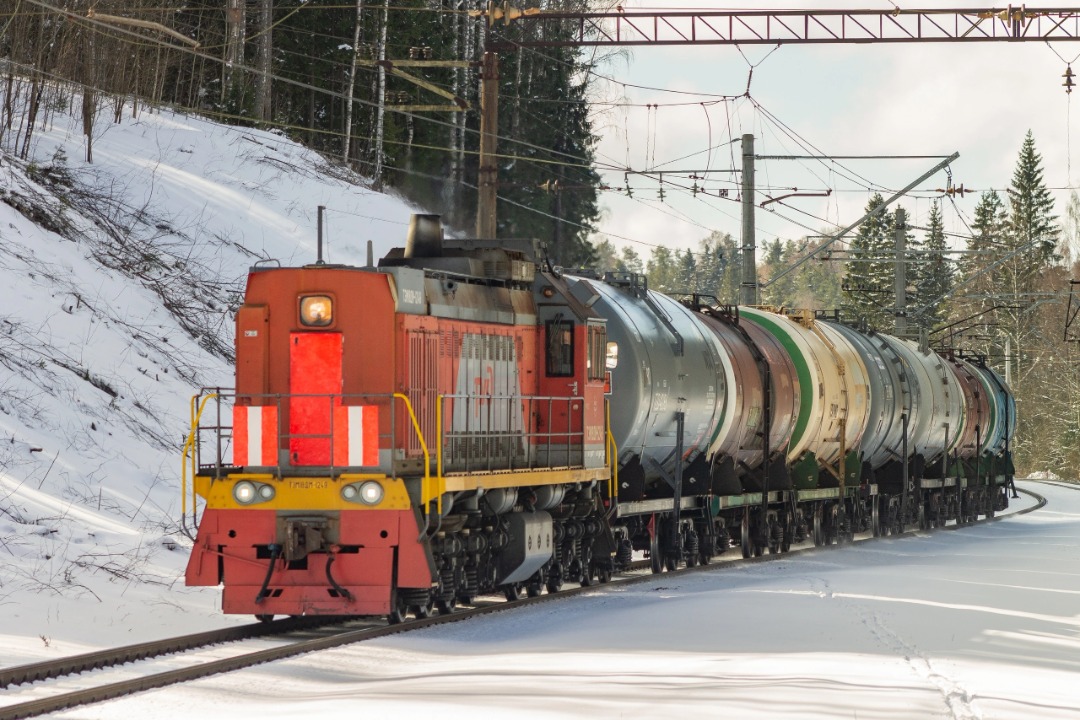 Vladislav on Train Siding: shunting diesel locomotive TEM18DM-1849 with a small freight train follows the Toksovo - Peri stage. 2023