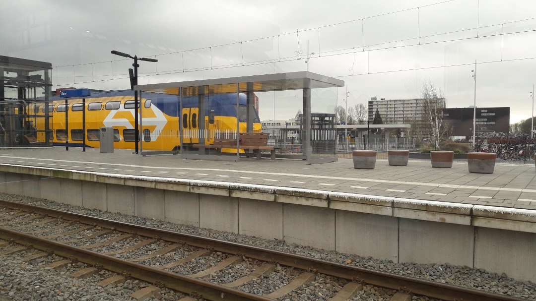 Quinten Vercouteren on Train Siding: Een flow virm 9518 te goes om naar Amsterdam centraal station te gaan. Om 13.28 gemaakt