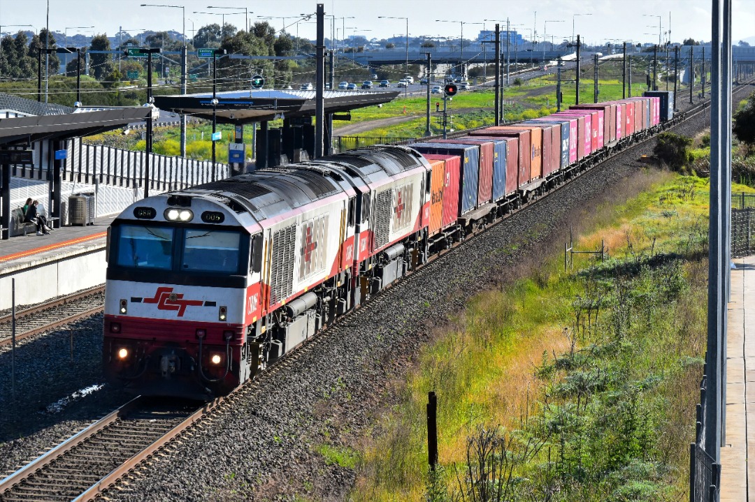 Shawn Stutsel on Train Siding: SCT'S CSR005 and CSR003 races through Williams Landing, Melbourne with a very short 7922v, Container Service ex Dooen.
