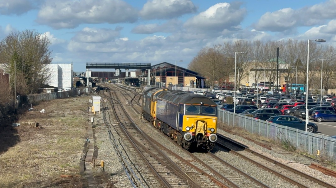 pigandbob on Train Siding: 57312 and 37401 pass Oxford heading to Reading Traincare Depot working 0Z20 Crewe Gresty Bridge DRS - Reading Traincare Depot
