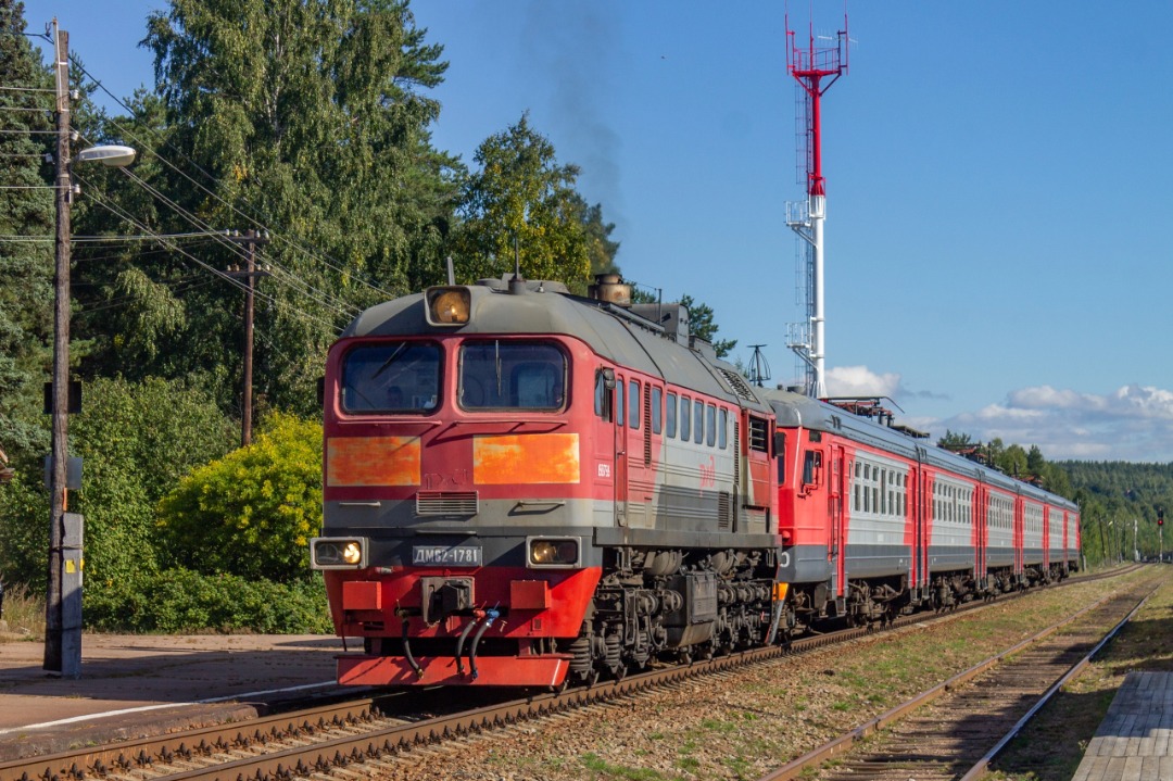 Vladislav on Train Siding: diesel locomotive DM62-1781 with electric train ER2K-1150 at the station Privetninskoe. This is the so-called diesel-electric train.
it is...