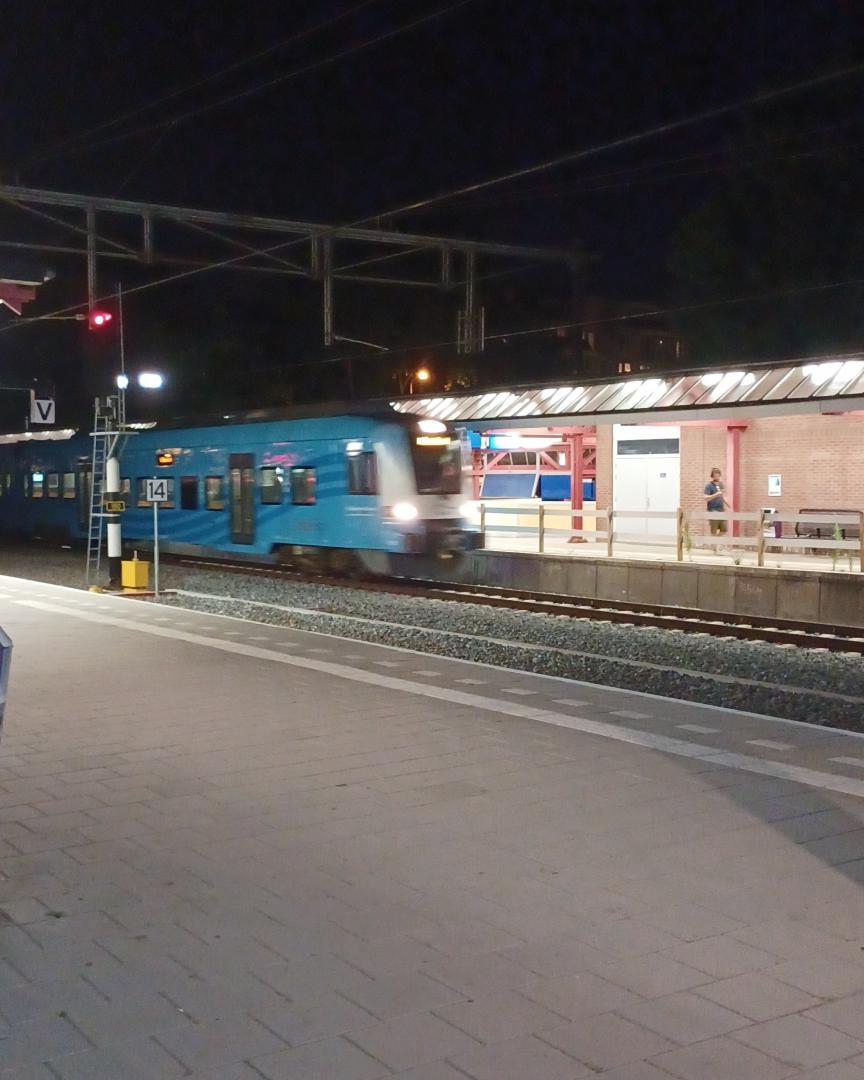 Toa Tao on Train Siding: I just saw the train from Ede to Amersfoort come in. This train is also known as the "kippenlein" (chicken line).