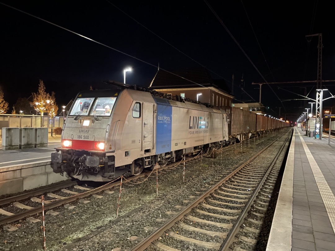 Arnout Uittenbroek on Train Siding: Goederentreinen in Bad Bentheim. Lineas en Lotos rijden met lease TRAXXen van Railpool hun treinen richting het oosten.