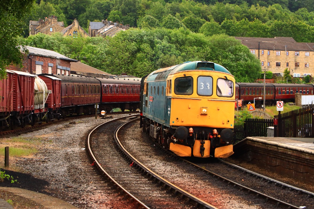 DRS 37425 SRM on Train Siding: The start of the final day of running at the Keighley & Worth Valley Railway Diesel Gala as