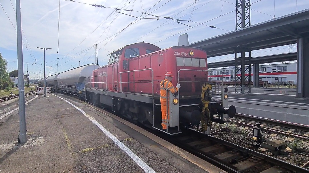 TheTrainSpottingTrucker on Train Siding: 294 818 shunts a rake of oil tanks into position at Hanau, whilst 294 631 sits waiting elsewhere in the yard at Hanau
Hbf.