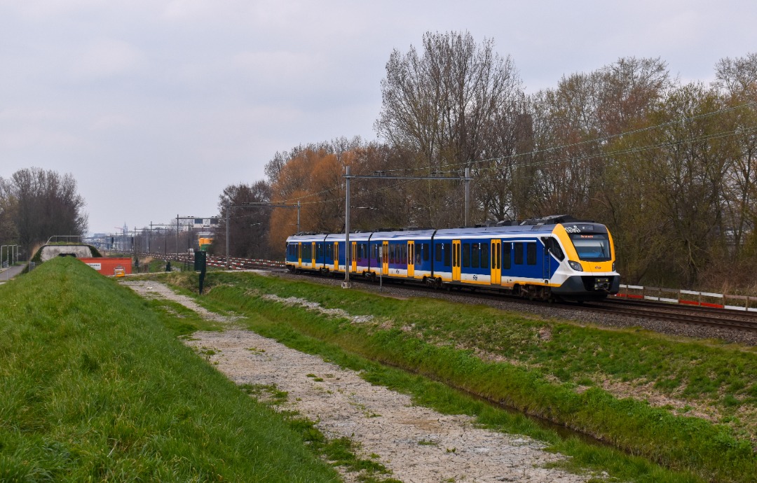 NL Rail on Train Siding: NS SNG 2714 komt langs de Tanthof in Delft onderweg als sprinter uit Den Haag Centraal naar Dordrecht.