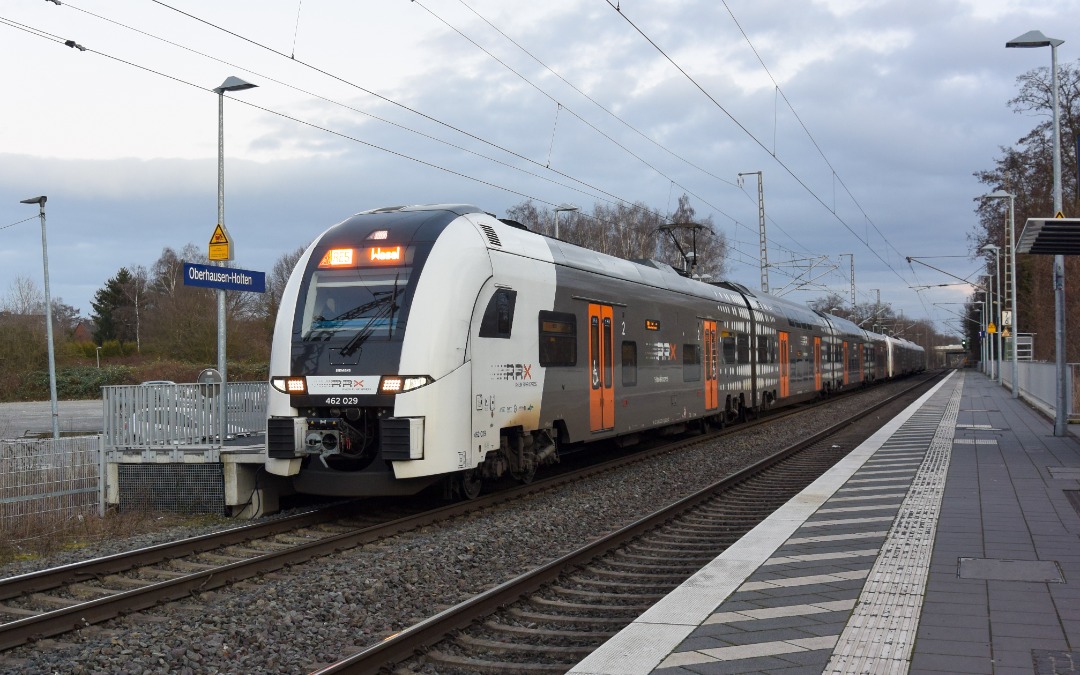 NL Rail on Train Siding: Twee Desiro HC stellen van National Express staan vertrekgereed op station Oberhausen-Holten als RE 5 uit Koblenz Hbf naar Wesel.