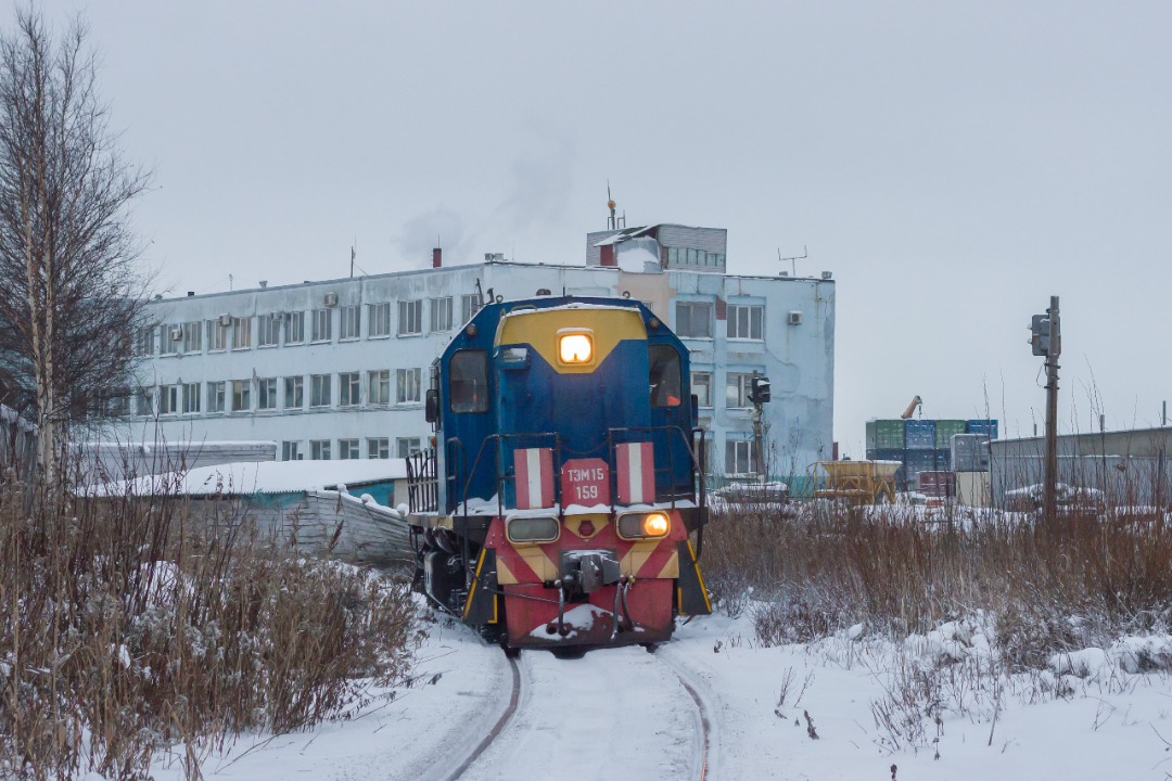 CHS200-011 on Train Siding: A rare modification of the shunting diesel locomotive - TEM15-159. carries out work on the Predportovaya station. Saint Petersburg.