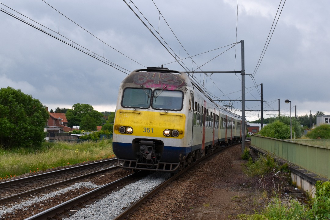 NL Rail on Train Siding: NMBS Break 351 komt aan op station Bilzen als S43 uit het Nederlandse Maastricht naar Hasselt toe.