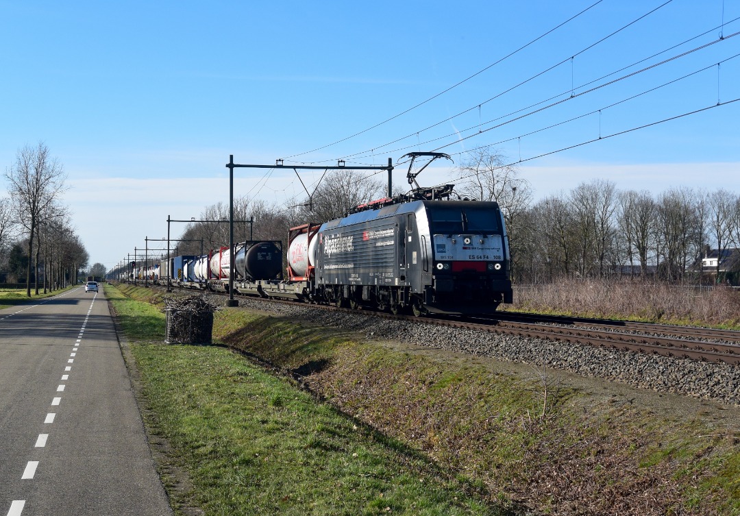 NL Rail on Train Siding: SBB 189 108 komt met containers, tankcontainers en trailers langs America (Limburg) onderweg richting Duitsland.