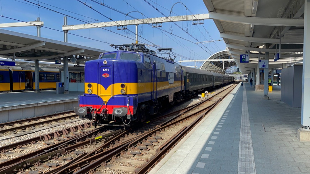 Rondje om! on Train Siding: Op donderdag 27 april 2023 reed de @nvbsspoor voor het eerst sinds 2019 de jaarlijkse Koningsdag rit, dit was was de tractie de
oldtimerloc...
