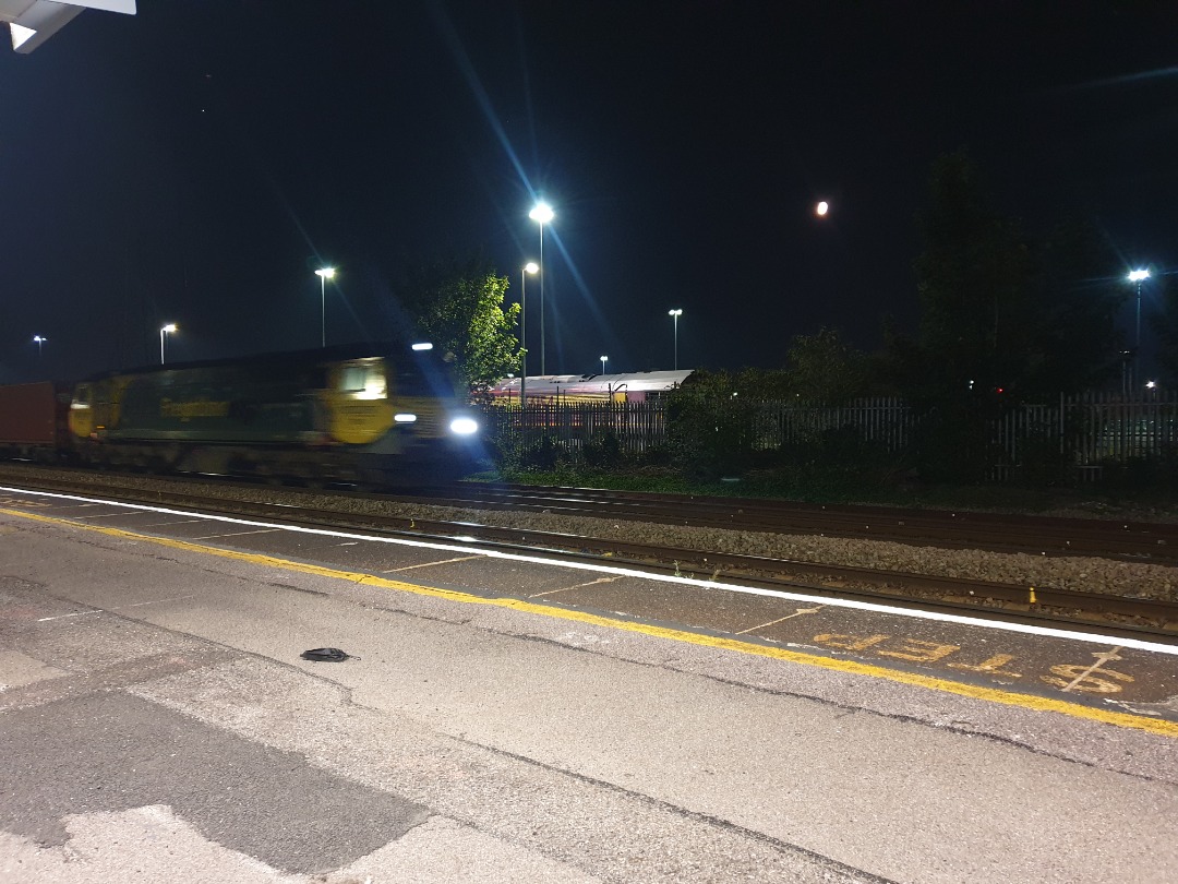 Marc X on Train Siding: Blurry 70 on a container train into Southampton West Docks with a 66 in the background with a car train at the RORO sidings at
Millbrook.