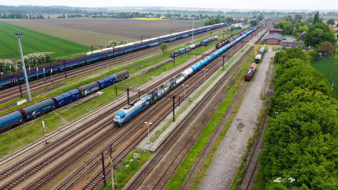Adam L. 🇺🇦 on Train Siding: Adria Transports "Irena" 2016 Class Diesel with two offline European Loco Leasing Siemsns "Vectrons" one
of which is in the "From C2C...