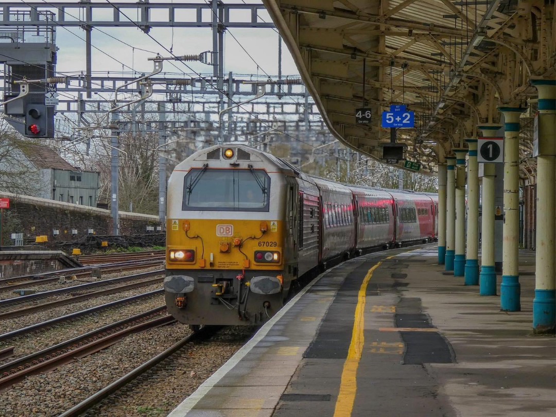 Inter City Railway Society on Train Siding: Class 67029 with set HD01 is seen at Newport (South Wales) working 1V39 Manchester Piccadilly to Cardiff Central.