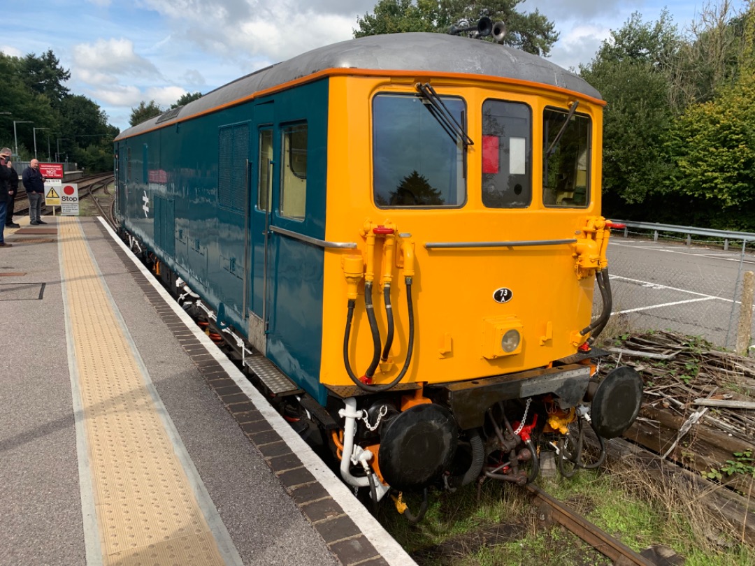 Mista Matthews on Train Siding: A few random train pictures from my weekend so far, including at Gatwick, London Underground & Spa Valley Railway.